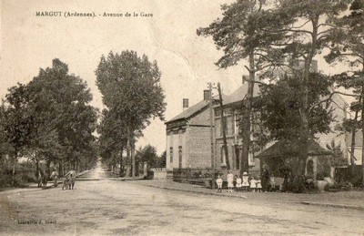 L'avenue de la gare à Margut sur une carte postale ancienne